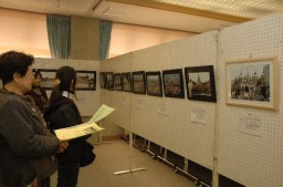 世界遺産の写真67点が飾られている会場