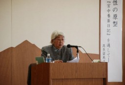 女性が表に出ることの重要性を講演する高良さん