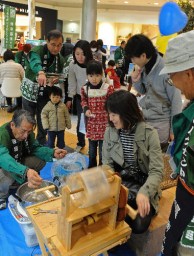 女性が表に出ることの重要性を講演する高良さん