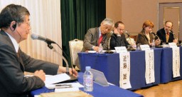 パネリスト4人が絹産業史や富岡製糸場の価値について意見を交わしたシンポジウム