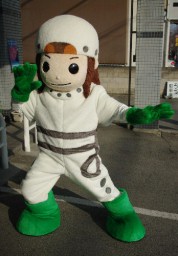 藤岡市をPRする新キャラクター「まゆダーマン」