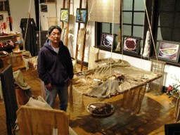 自然本来の色にこだわった作品制作を続ける松井さん