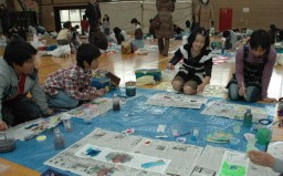 シルクの布に色付けをする子供たち