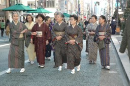 伊勢崎銘仙を着て東京・銀座の歩行者通りを歩く女性たち=今年1月