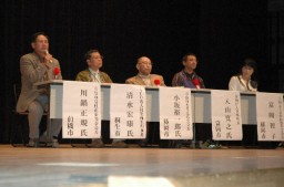 伊勢崎銘仙を着て東京・銀座の歩行者通りを歩く女性たち=今年1月