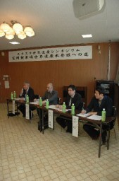伊勢崎銘仙を着て東京・銀座の歩行者通りを歩く女性たち=今年1月