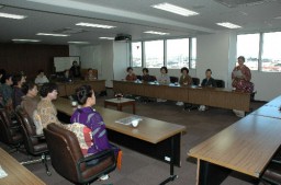 「いせさき銘仙の会」発足を報告する会員たち