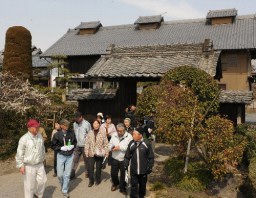 田島亀夫さん宅前で養蚕の歴史などを聞く島村町並み解説会の参加者