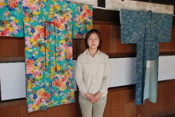 企画展「お蚕さまのきもの展」を開く東さん