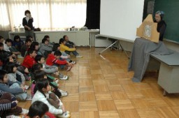 片品南小で行われた紙芝居の実演。子供たちは古里の偉人の話に聞き入った