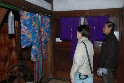 旧家に残る着物10点 1日まで安中 座繰り作家・東さん展示