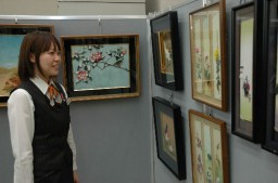 絹の風合いが楽しめる「つまみ画」の作品展