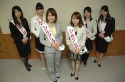 シルクレディの委嘱を受けた(手前左から)大島さん、笠原さん、(後ろ左から)田口さん、茂木さん、外所さん、小林さん
