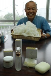 化粧品を前に「桐生の女性800人のモニタリングで成分効果を追求した」と話す伊藤社長