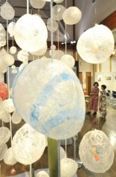 竹本さんと弟子たち合同のオブジェ「繭幻想」
