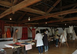 ラオスの絹製品の手織りならではの手触りが楽しめる