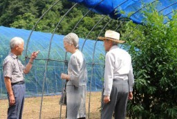 天蚕飼育場を視察 中之条 登坂さん一家激励 両陛下
