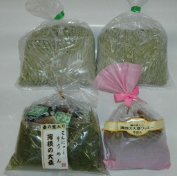 桑の葉パウダーを使ったうどん(上段)とこんにゃくそうめん(左下)、クッキー(右下)