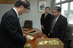 旧官営富岡製糸場にお目見えしたフランス式繰糸機の復元機