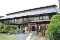 屋根に換気用の櫓を付けた大型養蚕家屋の田島健一さん宅=9月30日
