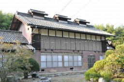 1891年の建築と判明した高山社跡の2階建て蚕室
初めて確認された棟札の裏側。中央右側に「明治二十四」と書かれている(藤岡市教委提供)