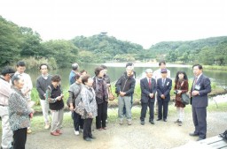 横浜で三渓園を視察する赤岩地区の住民ら
