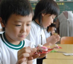 繭玉で小鳥の人形を作った児童
