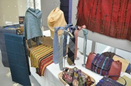 会場の一角で展示された岡谷絹工房の製品