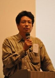 絹とかかわりの深い草木染について語る山崎さん