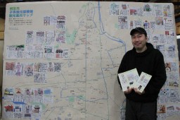 子供たちとまとめた「観光案内マップ」を紹介する赤池さん