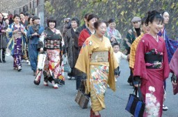 個性的な着物を着て練り歩く参加者
