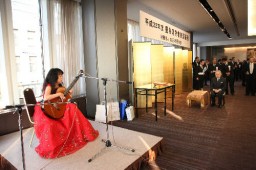 表彰式後のお茶会で演奏を披露する篠崎さん