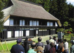 富沢家住宅を見学する参加者