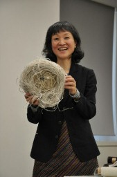 バッグの素材になる「きびそ」を紹介する須藤さん